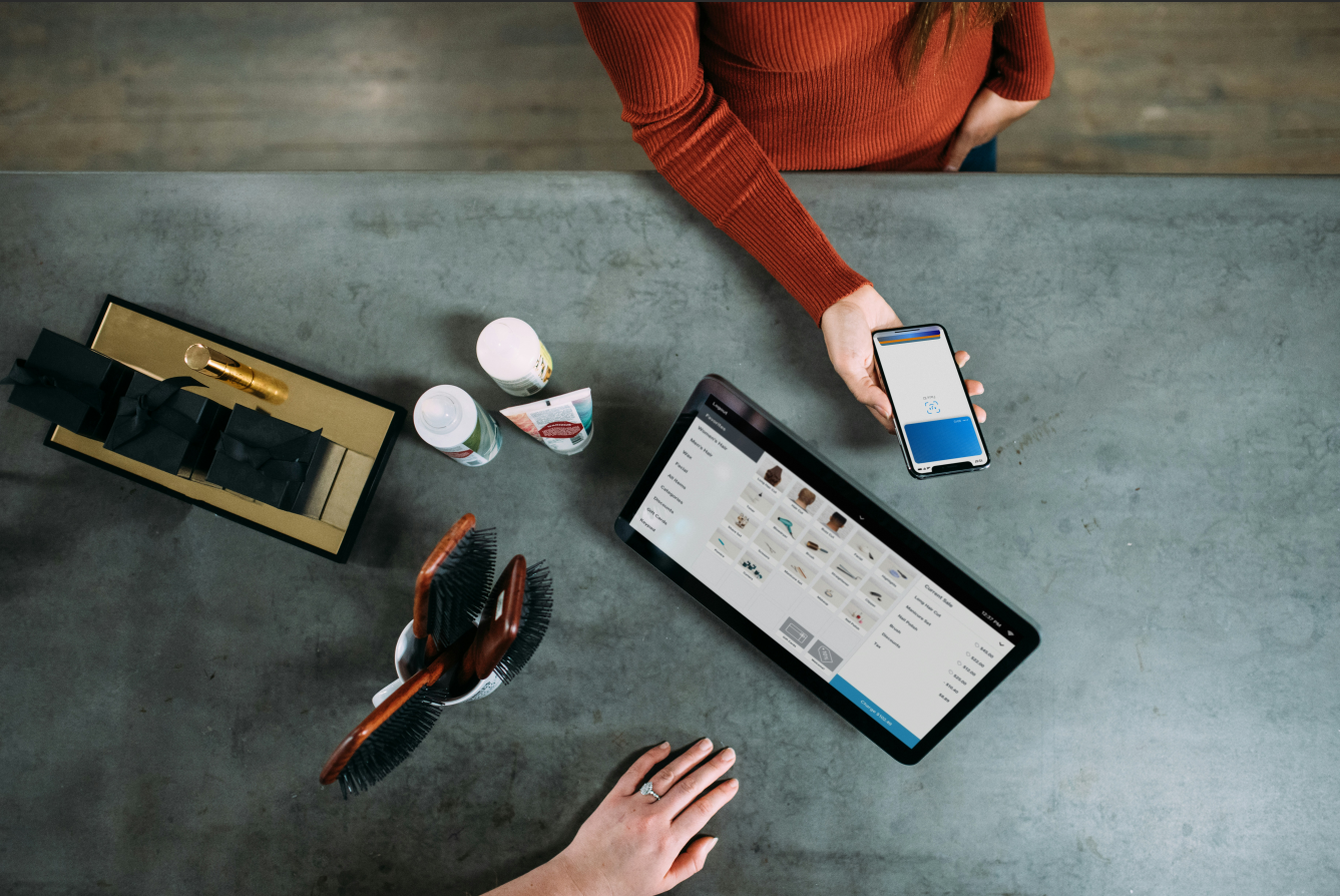 11岁女孩购500元卡牌引“扇耳光退货”争议：二手平台维权困局下，法律底线与情理边界如何平衡？